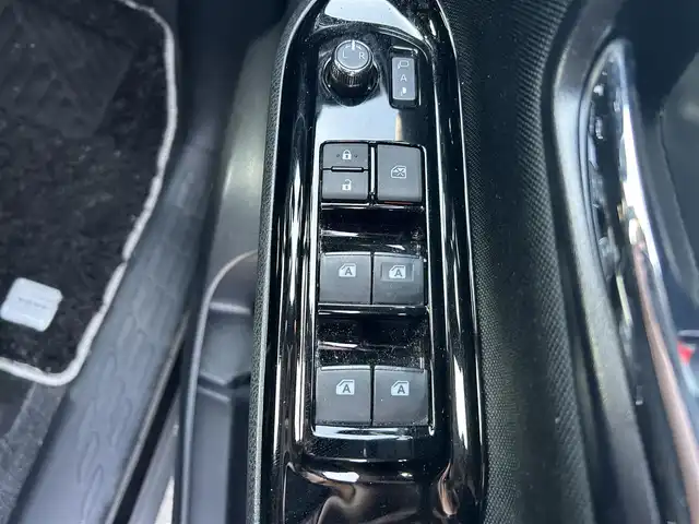 トヨタ ヴォクシー ZS 煌Ⅱ 岡山県 2020(令2)年 9.7万km ブラック 登録時走行距離96822km/アルパイン9インチナビ/フルセグTV(AM.FM.CD.DVD.TV.BT)/フリップダウンモニター/両側パワースライドドア/バックカメラ/ETC/クリアランスソナー/衝突軽減ブレーキ/横滑り防止装置/クルーズコントロール/レーンキープアシスト/オートライト/オートマチックハイビーム/アイドリングストップ/16インチ純正AW/純正フロアマット