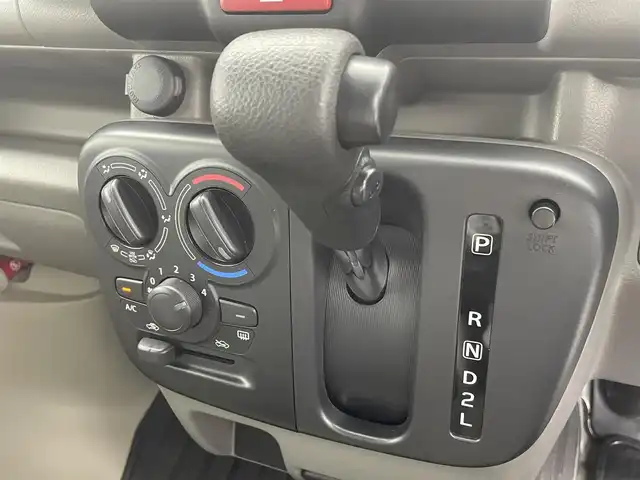 スズキ エブリイ PA 群馬県 2023(令5)年 0.9万km シルキーシルバーメタリック 禁煙車　純正オーディオ　オートライト　アイドリングストップ　横滑り防止装置　ヘッドライトレベライザー　スペアキー　両側スライドドア　マニュアルエアコン　ＡＢＳ　Ｗエアバック　電動格納ミラー