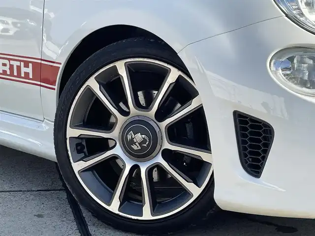 アバルト ５９５ ツーリズモ 東京都 2018(平30)年 1.9万km 白 純正ディスプレイオーディオ/パドルシフト/衝突被害軽減ブレーキ/レーンキープアシスト/純正17インチアルミホイール/ ATモード付きシーケンシャルトランスミッション/フロントフォグライト/レザーシート/純正LEDヘッドライト/カーテンエアバック/サイドエアバック
