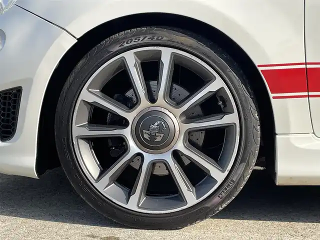 アバルト ５９５ ツーリズモ 東京都 2018(平30)年 1.9万km 白 純正ディスプレイオーディオ/パドルシフト/衝突被害軽減ブレーキ/レーンキープアシスト/純正17インチアルミホイール/ ATモード付きシーケンシャルトランスミッション/フロントフォグライト/レザーシート/純正LEDヘッドライト/カーテンエアバック/サイドエアバック