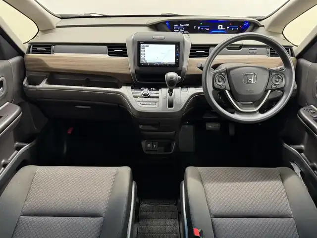 ホンダ フリード＋ G ホンダセンシング 三重県 2020(令2)年 0.4万km プレミアムクリスタルレッドM ガソリン/FF/インパネCVT/純正 7インチナビ VXM-204VFi/（CD/DVD/FM/AM/TV/iPod/SD/MusicRack/USB/Bluetooth/AUX）/バックカメラ/両側パワースライドドア/ドライブレコーダー 前方/ビルトイン ETC/Honda SENSING/・衝突軽減ブレーキ［CMBS］/・車線維持支援システム［LKAS］/・アダプティブクルーズコントロール［ACC］/・路外逸脱抑制機能/・標識認識機能/・先行車発進お知らせ機能/・VSA（ABS＋TRC、横すべり抑制）/など/装備/・シートヒーター（D/N）/・オートエアコン/・オートライト/・LEDヘッドランプ/・ステアリングスイッチ/・インフォメーションディスプレイ/・ECONスイッチ/・電動格納ドアミラー/・プッシュスタート/・スマートキーx2/・純正ホイールキャップ＋15インチスチールホイール/など