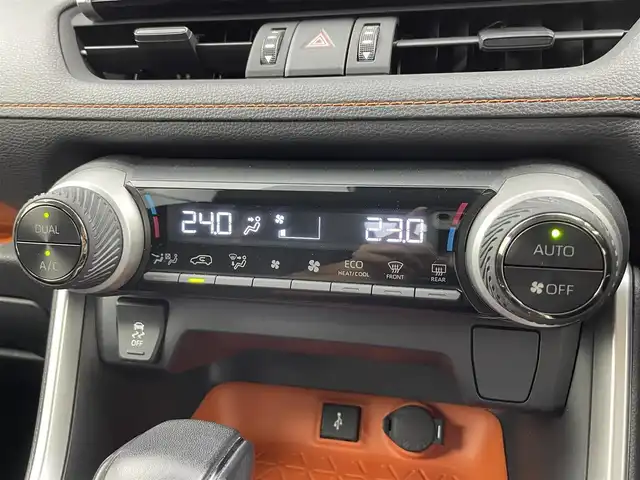 トヨタ ＲＡＶ４ アドベンチャー 富山県 2021(令3)年 1.7万km アティチュードブラックマイカ 純正9型ディスプレイオーディオ（AM/FM/BT/USB）/バックカメラ/ETC/レザーシート/D席パワーシート/衝突被害軽減システム/レーダークルーズコントロール/レーンキープアシスト/コーナーセンサー/横滑り防止装置/純正アルミホイール/社外フロアマット/オートLEDライト/オートマチックハイビーム/フォグライト/革巻きステアリング/ステアリングスイッチ