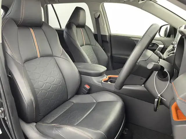 トヨタ ＲＡＶ４ アドベンチャー 富山県 2021(令3)年 1.7万km アティチュードブラックマイカ 純正9型ディスプレイオーディオ（AM/FM/BT/USB）/バックカメラ/ETC/レザーシート/D席パワーシート/衝突被害軽減システム/レーダークルーズコントロール/レーンキープアシスト/コーナーセンサー/横滑り防止装置/純正アルミホイール/社外フロアマット/オートLEDライト/オートマチックハイビーム/フォグライト/革巻きステアリング/ステアリングスイッチ