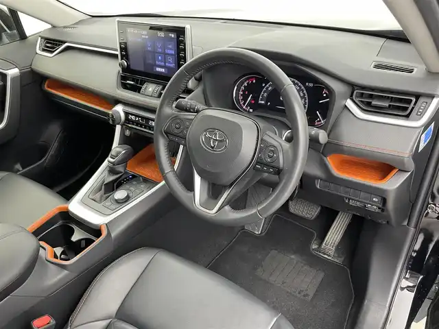 トヨタ ＲＡＶ４ アドベンチャー 富山県 2021(令3)年 1.7万km アティチュードブラックマイカ 純正9型ディスプレイオーディオ（AM/FM/BT/USB）/バックカメラ/ETC/レザーシート/D席パワーシート/衝突被害軽減システム/レーダークルーズコントロール/レーンキープアシスト/コーナーセンサー/横滑り防止装置/純正アルミホイール/社外フロアマット/オートLEDライト/オートマチックハイビーム/フォグライト/革巻きステアリング/ステアリングスイッチ