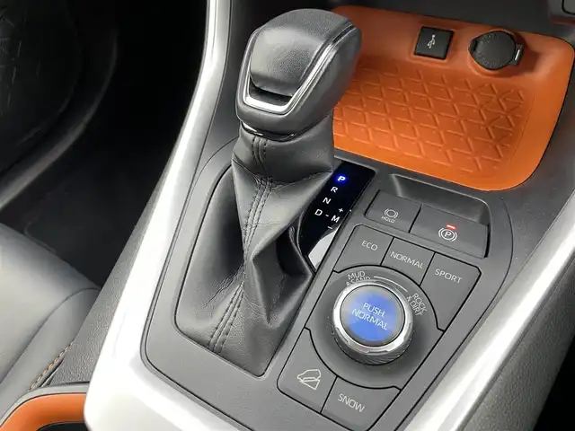トヨタ ＲＡＶ４ アドベンチャー 富山県 2021(令3)年 1.7万km アティチュードブラックマイカ 純正9型ディスプレイオーディオ（AM/FM/BT/USB）/バックカメラ/ETC/レザーシート/D席パワーシート/衝突被害軽減システム/レーダークルーズコントロール/レーンキープアシスト/コーナーセンサー/横滑り防止装置/純正アルミホイール/社外フロアマット/オートLEDライト/オートマチックハイビーム/フォグライト/革巻きステアリング/ステアリングスイッチ