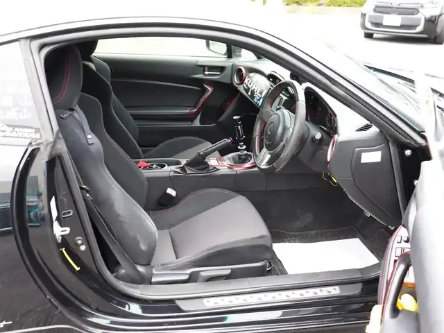 トヨタ ８６ GT 神奈川県 2013(平25)年 8.5万km 黒 TRDエアロ/：TRDスポーツマフラー/追加メーター/：社外シフトノブ/社外18インチホワイトアルミホイール/社外ヘッドライト/：社外LEDテールレンズ/純正フロアマット/ETC