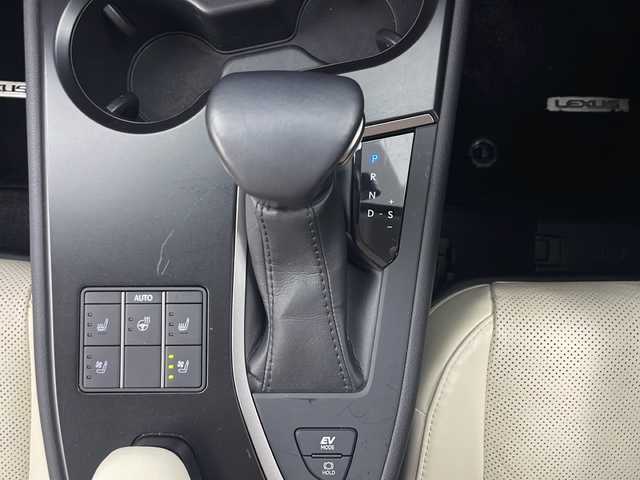 レクサス ＵＸ 250h バージョンL 秋田県 2022(令4)年 3.4万km ソニッククォーツ ４ＷＤ/ワンオーナー/12.3インチ純正メモリナビ/　(AM/FM/フルセグTV/Bluetooth/USB)/全方位カメラ/アダプティブクルーズコントロール/パドルシフト/パワーバックドア/レザーシート/運転席パワーシート/前席シートヒーター/前席ベンチレーション/ステアリングヒーター/オートブレーキホールド/ブラインドスポットモニター/オートライト/オートハイビーム/LEDヘッドライト/純正フロアマット/スマートキー/スペアキー/ＥＴＣ２．０/取扱説明書