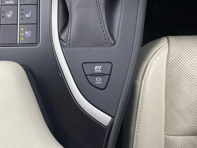 レクサス ＵＸ 250h バージョンL 秋田県 2022(令4)年 3.4万km ソニッククォーツ ４ＷＤ/ワンオーナー/12.3インチ純正メモリナビ/　(AM/FM/フルセグTV/Bluetooth/USB)/全方位カメラ/アダプティブクルーズコントロール/パドルシフト/パワーバックドア/レザーシート/運転席パワーシート/前席シートヒーター/前席ベンチレーション/ステアリングヒーター/オートブレーキホールド/ブラインドスポットモニター/オートライト/オートハイビーム/LEDヘッドライト/純正フロアマット/スマートキー/スペアキー/ＥＴＣ２．０/取扱説明書
