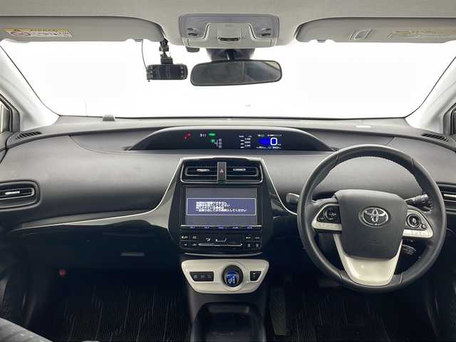 トヨタ プリウス S 千葉県 2016(平28)年 6万km ホワイトパールクリスタルシャイン 衝突軽減ブレーキ/レーンキープアシスト/レーダークルーズコントロール/オートマチックハイビーム/純正SDナビ/（フルセグ/Bluetooth/CD/DVD/FM/AM）/バックカメラ/ETC/ドライブレコーダー（前のみ）/LEDヘッドライト/フォグライト/純正フロアマット/純正サイドバイザー/電動格納ミラー