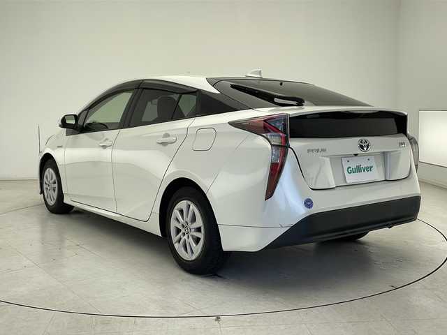 トヨタ プリウス S 千葉県 2016(平28)年 6万km ホワイトパールクリスタルシャイン 衝突軽減ブレーキ/レーンキープアシスト/レーダークルーズコントロール/オートマチックハイビーム/純正SDナビ/（フルセグ/Bluetooth/CD/DVD/FM/AM）/バックカメラ/ETC/ドライブレコーダー（前のみ）/LEDヘッドライト/フォグライト/純正フロアマット/純正サイドバイザー/電動格納ミラー