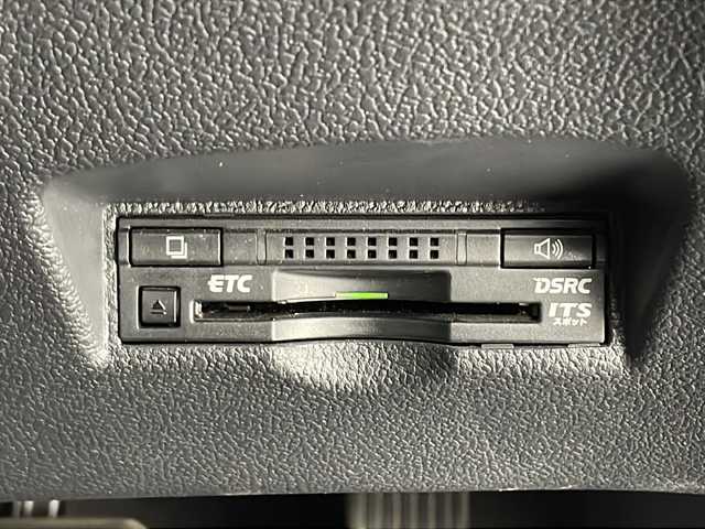 トヨタ プリウス S 千葉県 2016(平28)年 6万km ホワイトパールクリスタルシャイン 衝突軽減ブレーキ/レーンキープアシスト/レーダークルーズコントロール/オートマチックハイビーム/純正SDナビ/（フルセグ/Bluetooth/CD/DVD/FM/AM）/バックカメラ/ETC/ドライブレコーダー（前のみ）/LEDヘッドライト/フォグライト/純正フロアマット/純正サイドバイザー/電動格納ミラー