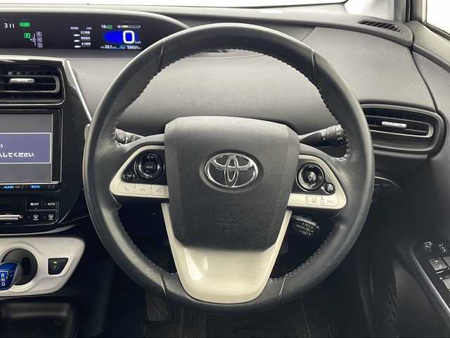 トヨタ プリウス S 千葉県 2016(平28)年 6万km ホワイトパールクリスタルシャイン 衝突軽減ブレーキ/レーンキープアシスト/レーダークルーズコントロール/オートマチックハイビーム/純正SDナビ/（フルセグ/Bluetooth/CD/DVD/FM/AM）/バックカメラ/ETC/ドライブレコーダー（前のみ）/LEDヘッドライト/フォグライト/純正フロアマット/純正サイドバイザー/電動格納ミラー