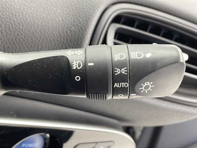 トヨタ プリウス S 千葉県 2016(平28)年 6万km ホワイトパールクリスタルシャイン 衝突軽減ブレーキ/レーンキープアシスト/レーダークルーズコントロール/オートマチックハイビーム/純正SDナビ/（フルセグ/Bluetooth/CD/DVD/FM/AM）/バックカメラ/ETC/ドライブレコーダー（前のみ）/LEDヘッドライト/フォグライト/純正フロアマット/純正サイドバイザー/電動格納ミラー