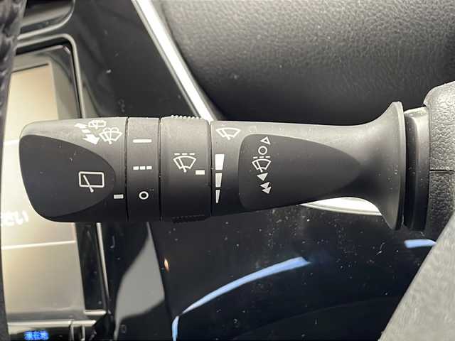 トヨタ プリウス S 千葉県 2016(平28)年 6万km ホワイトパールクリスタルシャイン 衝突軽減ブレーキ/レーンキープアシスト/レーダークルーズコントロール/オートマチックハイビーム/純正SDナビ/（フルセグ/Bluetooth/CD/DVD/FM/AM）/バックカメラ/ETC/ドライブレコーダー（前のみ）/LEDヘッドライト/フォグライト/純正フロアマット/純正サイドバイザー/電動格納ミラー