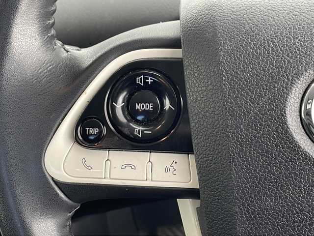 トヨタ プリウス S 千葉県 2016(平28)年 6万km ホワイトパールクリスタルシャイン 衝突軽減ブレーキ/レーンキープアシスト/レーダークルーズコントロール/オートマチックハイビーム/純正SDナビ/（フルセグ/Bluetooth/CD/DVD/FM/AM）/バックカメラ/ETC/ドライブレコーダー（前のみ）/LEDヘッドライト/フォグライト/純正フロアマット/純正サイドバイザー/電動格納ミラー