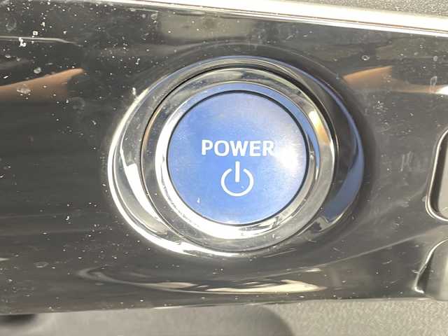 トヨタ プリウス S 千葉県 2016(平28)年 6万km ホワイトパールクリスタルシャイン 衝突軽減ブレーキ/レーンキープアシスト/レーダークルーズコントロール/オートマチックハイビーム/純正SDナビ/（フルセグ/Bluetooth/CD/DVD/FM/AM）/バックカメラ/ETC/ドライブレコーダー（前のみ）/LEDヘッドライト/フォグライト/純正フロアマット/純正サイドバイザー/電動格納ミラー