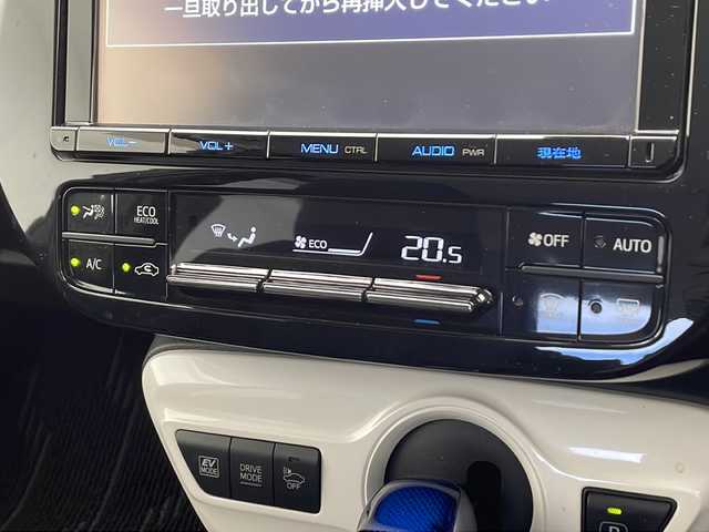 トヨタ プリウス S 千葉県 2016(平28)年 6万km ホワイトパールクリスタルシャイン 衝突軽減ブレーキ/レーンキープアシスト/レーダークルーズコントロール/オートマチックハイビーム/純正SDナビ/（フルセグ/Bluetooth/CD/DVD/FM/AM）/バックカメラ/ETC/ドライブレコーダー（前のみ）/LEDヘッドライト/フォグライト/純正フロアマット/純正サイドバイザー/電動格納ミラー