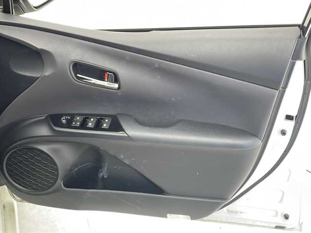 トヨタ プリウス S 千葉県 2016(平28)年 6万km ホワイトパールクリスタルシャイン 衝突軽減ブレーキ/レーンキープアシスト/レーダークルーズコントロール/オートマチックハイビーム/純正SDナビ/（フルセグ/Bluetooth/CD/DVD/FM/AM）/バックカメラ/ETC/ドライブレコーダー（前のみ）/LEDヘッドライト/フォグライト/純正フロアマット/純正サイドバイザー/電動格納ミラー