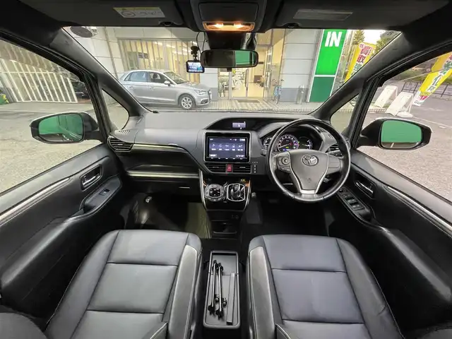 トヨタ エスクァイア ハイブリッド Gi ブラックテーラード 東京都 2016(平28)年 4.5万km スパークリングブラックパールクリスタルシャイン 純正9インチナビ（NSZT-Y66T）/・フルセグTV/DVD/Bluetoothオーディオ/両側電動スライドドア/バックカメラ/ドライブレコーダー前後/トヨタセーフティセンスC/・プリクラッシュセーフティシステム/・レーンディパーチャーアラート/・オートマチックハイビーム/合皮シート/前席シートヒーター/純正15インチアルミホイール/保証書/取扱説明書/スペアキー