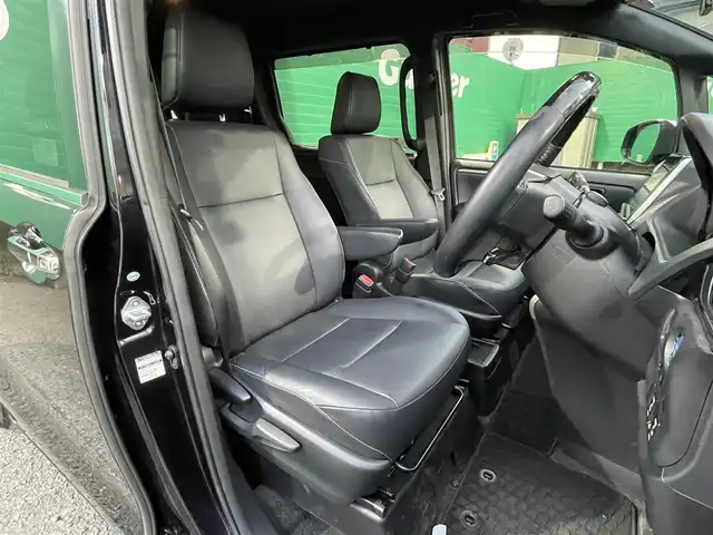 トヨタ エスクァイア ハイブリッド Gi ブラックテーラード 東京都 2016(平28)年 4.5万km スパークリングブラックパールクリスタルシャイン 純正9インチナビ（NSZT-Y66T）/・フルセグTV/DVD/Bluetoothオーディオ/両側電動スライドドア/バックカメラ/ドライブレコーダー前後/トヨタセーフティセンスC/・プリクラッシュセーフティシステム/・レーンディパーチャーアラート/・オートマチックハイビーム/合皮シート/前席シートヒーター/純正15インチアルミホイール/保証書/取扱説明書/スペアキー