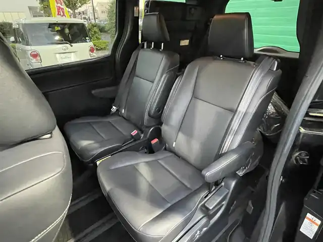 トヨタ エスクァイア ハイブリッド Gi ブラックテーラード 東京都 2016(平28)年 4.5万km スパークリングブラックパールクリスタルシャイン 純正9インチナビ（NSZT-Y66T）/・フルセグTV/DVD/Bluetoothオーディオ/両側電動スライドドア/バックカメラ/ドライブレコーダー前後/トヨタセーフティセンスC/・プリクラッシュセーフティシステム/・レーンディパーチャーアラート/・オートマチックハイビーム/合皮シート/前席シートヒーター/純正15インチアルミホイール/保証書/取扱説明書/スペアキー