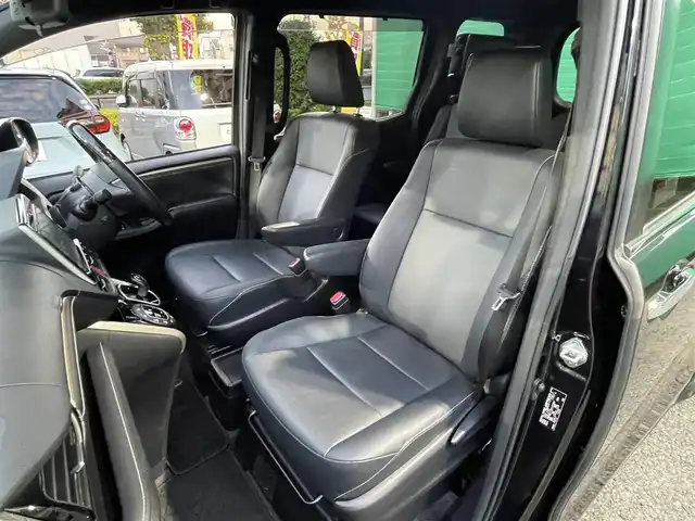 トヨタ エスクァイア ハイブリッド Gi ブラックテーラード 東京都 2016(平28)年 4.5万km スパークリングブラックパールクリスタルシャイン 純正9インチナビ（NSZT-Y66T）/・フルセグTV/DVD/Bluetoothオーディオ/両側電動スライドドア/バックカメラ/ドライブレコーダー前後/トヨタセーフティセンスC/・プリクラッシュセーフティシステム/・レーンディパーチャーアラート/・オートマチックハイビーム/合皮シート/前席シートヒーター/純正15インチアルミホイール/保証書/取扱説明書/スペアキー