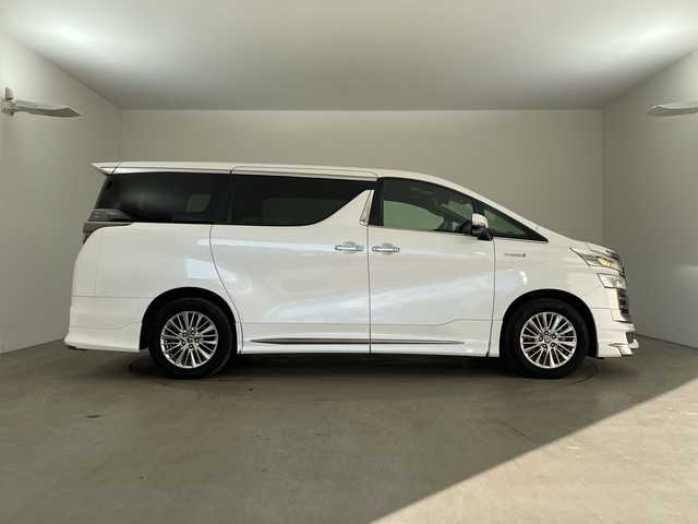 トヨタ ヴェルファイア ハイブリット Z ゴールデンアイズ 兵庫県 2021(令3)年 6.5万km ホワイトパールクリスタルシャイン ・純正ナビCD/DVD/USB/Miracast/Bluetooth/TV/HDMI/・純正フリップダウンモニター/・バックカメラ/・ビルトインETC/・モデリスタエアロ（F.S.R）/・前後ドライブレコーダー/・両側パワースライドドア/・パワーバックドア/・Toyota　Safety　Sense/・プリクラッシュセーフティ/・レーントレーシングアシスト/・レーダークルーズコントロール（全車速追従機能付）/・ロードサインアシスト/・アダプティブハイビームシステム/・先行車発進告知/・三眼ＬＥＤヘッドライト/・フォグランプ/・AC100V電源/・純正アルミホイール/・社外フロアマット/・社外レーダー探知機/・ウッドコンビステアリング/・スマートキー/・スペアキー