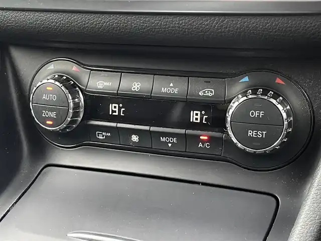 メルセデス・ベンツ ＣＬＡ１８０ Sブレイク　スポーツ 三重県 2016(平28)年 3.8万km マウンテングレー パノラミックスライディングルーフ/純正HDDナビ/ （DVD/フルセグTV/Bluetooth/USB）/バックカメラ/ETC2.0/ハーフレザーシート/D席パワーシート/前席シートヒーター/レーダーセーフティーパッケージ/・アクティブディスタンスアシストディストロニック(全自動再発進機能付)/・アクティブブレーキアシスト(歩行者/飛び出し検知機能付)/・PRE-SAFEインパルス(前面衝突被害軽減機能)/・アクティブブラインドスポットアシスト/・アクティブレーンキーピングアシスト/・リアCPA(被害軽減ブレーキ付後方衝突警告システム)/・トラフィックサインアシスト/横滑り防止装置/純正18インチアルミホイール/スマートキー/オートライト/純正LEDヘッドライト/パドルシフト/スペアキー1本/取扱説明書
