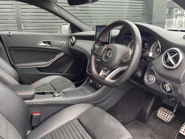 メルセデス・ベンツ ＣＬＡ１８０ Sブレイク　スポーツ 三重県 2016(平28)年 3.8万km マウンテングレー パノラミックスライディングルーフ/純正HDDナビ/ （DVD/フルセグTV/Bluetooth/USB）/バックカメラ/ETC2.0/ハーフレザーシート/D席パワーシート/前席シートヒーター/レーダーセーフティーパッケージ/・アクティブディスタンスアシストディストロニック(全自動再発進機能付)/・アクティブブレーキアシスト(歩行者/飛び出し検知機能付)/・PRE-SAFEインパルス(前面衝突被害軽減機能)/・アクティブブラインドスポットアシスト/・アクティブレーンキーピングアシスト/・リアCPA(被害軽減ブレーキ付後方衝突警告システム)/・トラフィックサインアシスト/横滑り防止装置/純正18インチアルミホイール/スマートキー/オートライト/純正LEDヘッドライト/パドルシフト/スペアキー1本/取扱説明書