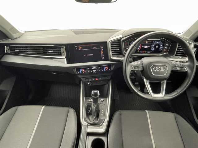 アウディ アウディ Ａ１ SB シティカーバーブラックスタイルED 熊本県 2022(令4)年 3.5万km グレーⅡ ・１２５台限定車/・純正ディスプレイオーディオ/　【Bluetooth・USB・AppleCarPlay・AndroidAuto】/・バックカメラ/・ETC/・クルーズコントロール(追従式)/・衝突軽減ブレーキ/・横滑り防止/・アイドリングストップ/・パーキングアシスト/・前席シートヒーター/・後ろのみコーナーセンサー/・LEDヘッドランプ/・純正フロアマット/・純正１７インチAW/・オートライト/・オートマチックハイビーム/・LEDヘッドライト/・スマートキー/・プッシュスタート/・保証書/・取扱説明書