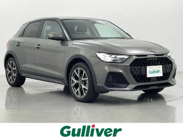 アウディ アウディ Ａ１ SB シティカーバーブラックスタイルED 熊本県 2022(令4)年 3.5万km グレーⅡ ・１２５台限定車/・純正ディスプレイオーディオ/　【Bluetooth・USB・AppleCarPlay・AndroidAuto】/・バックカメラ/・ETC/・クルーズコントロール(追従式)/・衝突軽減ブレーキ/・横滑り防止/・アイドリングストップ/・パーキングアシスト/・前席シートヒーター/・後ろのみコーナーセンサー/・LEDヘッドランプ/・純正フロアマット/・純正１７インチAW/・オートライト/・オートマチックハイビーム/・LEDヘッドライト/・スマートキー/・プッシュスタート/・保証書/・取扱説明書