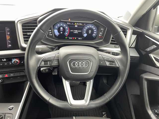 アウディ アウディ Ａ１ SB シティカーバーブラックスタイルED 熊本県 2022(令4)年 3.5万km グレーⅡ ・１２５台限定車/・純正ディスプレイオーディオ/　【Bluetooth・USB・AppleCarPlay・AndroidAuto】/・バックカメラ/・ETC/・クルーズコントロール(追従式)/・衝突軽減ブレーキ/・横滑り防止/・アイドリングストップ/・パーキングアシスト/・前席シートヒーター/・後ろのみコーナーセンサー/・LEDヘッドランプ/・純正フロアマット/・純正１７インチAW/・オートライト/・オートマチックハイビーム/・LEDヘッドライト/・スマートキー/・プッシュスタート/・保証書/・取扱説明書