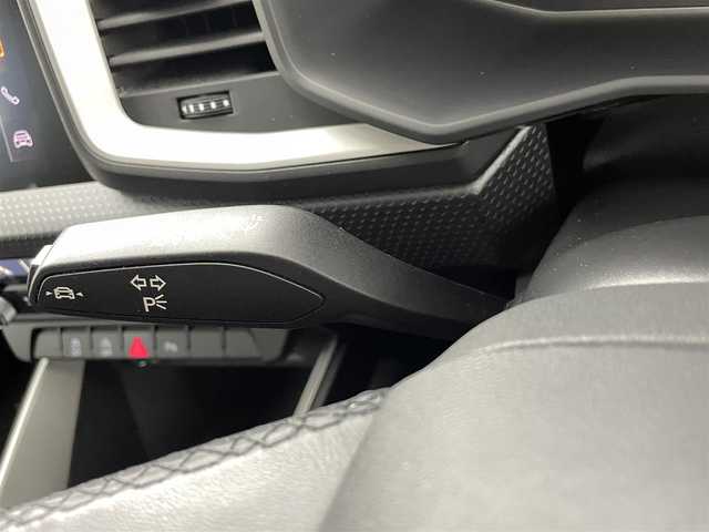 アウディ アウディ Ａ１ SB シティカーバーブラックスタイルED 熊本県 2022(令4)年 3.5万km グレーⅡ ・１２５台限定車/・純正ディスプレイオーディオ/　【Bluetooth・USB・AppleCarPlay・AndroidAuto】/・バックカメラ/・ETC/・クルーズコントロール(追従式)/・衝突軽減ブレーキ/・横滑り防止/・アイドリングストップ/・パーキングアシスト/・前席シートヒーター/・後ろのみコーナーセンサー/・LEDヘッドランプ/・純正フロアマット/・純正１７インチAW/・オートライト/・オートマチックハイビーム/・LEDヘッドライト/・スマートキー/・プッシュスタート/・保証書/・取扱説明書