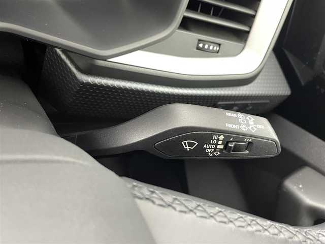 アウディ アウディ Ａ１ SB シティカーバーブラックスタイルED 熊本県 2022(令4)年 3.5万km グレーⅡ ・１２５台限定車/・純正ディスプレイオーディオ/　【Bluetooth・USB・AppleCarPlay・AndroidAuto】/・バックカメラ/・ETC/・クルーズコントロール(追従式)/・衝突軽減ブレーキ/・横滑り防止/・アイドリングストップ/・パーキングアシスト/・前席シートヒーター/・後ろのみコーナーセンサー/・LEDヘッドランプ/・純正フロアマット/・純正１７インチAW/・オートライト/・オートマチックハイビーム/・LEDヘッドライト/・スマートキー/・プッシュスタート/・保証書/・取扱説明書