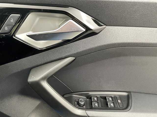 アウディ アウディ Ａ１ SB シティカーバーブラックスタイルED 熊本県 2022(令4)年 3.5万km グレーⅡ ・１２５台限定車/・純正ディスプレイオーディオ/　【Bluetooth・USB・AppleCarPlay・AndroidAuto】/・バックカメラ/・ETC/・クルーズコントロール(追従式)/・衝突軽減ブレーキ/・横滑り防止/・アイドリングストップ/・パーキングアシスト/・前席シートヒーター/・後ろのみコーナーセンサー/・LEDヘッドランプ/・純正フロアマット/・純正１７インチAW/・オートライト/・オートマチックハイビーム/・LEDヘッドライト/・スマートキー/・プッシュスタート/・保証書/・取扱説明書