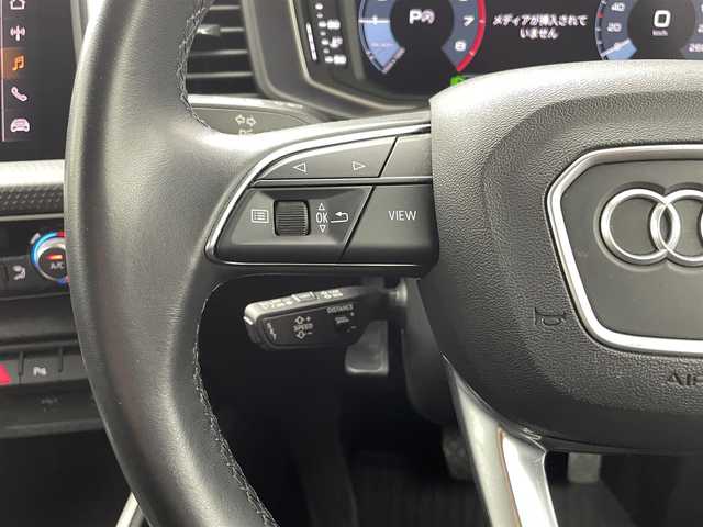 アウディ アウディ Ａ１ SB シティカーバーブラックスタイルED 熊本県 2022(令4)年 3.5万km グレーⅡ ・１２５台限定車/・純正ディスプレイオーディオ/　【Bluetooth・USB・AppleCarPlay・AndroidAuto】/・バックカメラ/・ETC/・クルーズコントロール(追従式)/・衝突軽減ブレーキ/・横滑り防止/・アイドリングストップ/・パーキングアシスト/・前席シートヒーター/・後ろのみコーナーセンサー/・LEDヘッドランプ/・純正フロアマット/・純正１７インチAW/・オートライト/・オートマチックハイビーム/・LEDヘッドライト/・スマートキー/・プッシュスタート/・保証書/・取扱説明書
