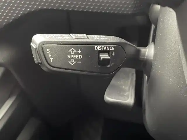 アウディ アウディ Ａ１ SB シティカーバーブラックスタイルED 熊本県 2022(令4)年 3.5万km グレーⅡ ・１２５台限定車/・純正ディスプレイオーディオ/　【Bluetooth・USB・AppleCarPlay・AndroidAuto】/・バックカメラ/・ETC/・クルーズコントロール(追従式)/・衝突軽減ブレーキ/・横滑り防止/・アイドリングストップ/・パーキングアシスト/・前席シートヒーター/・後ろのみコーナーセンサー/・LEDヘッドランプ/・純正フロアマット/・純正１７インチAW/・オートライト/・オートマチックハイビーム/・LEDヘッドライト/・スマートキー/・プッシュスタート/・保証書/・取扱説明書
