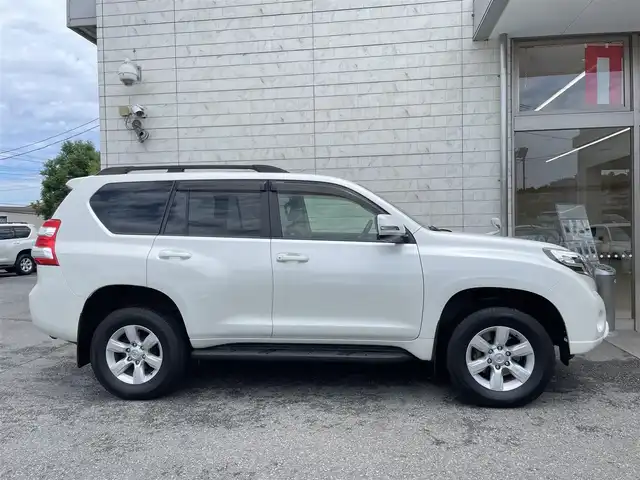 トヨタ ランドクルーザー プラド TX 埼玉県 2014(平26)年 5.6万km ホワイトパールクリスタルシャイン ワンオーナー/外部検査済み/中期型/OPナビゲーション/（CD/DVD/Bluetooth/フルセグTV）/バックカメラ/OPルーフレール/サイドステップ/ベージュ内装インテリア/ウインカードアミラー/LEDヘッドライト/全席オートパワーウインドウ/スリップコントロール/スマートキー/スペアキー/新車保証書/取扱説明書
