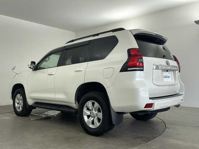 トヨタ ランドクルーザー プラド TX 兵庫県 2018(平30)年 5.4万km ホワイトパールクリスタルシャイン ・Toyota Safet Sense/・プリクラッシュセーフティ（歩行者［昼］検知機能付衝突回避支援タイプ/ ミリ波レーダー＋単眼カメラ方式）/・レーンディパーチャーアラート/・オートマチックハイビーム/・レーダークルーズコントロール（ブレーキ制御付）/・VSC＆TRC（トラクションコントロール）＋ヒルスタートアシストコントロール（HAC）＋電動センターデフロック/・LEDヘッドランプ［ハイ・ロービーム］/ オートレベリング機能付＋/LEDクリアランスランプ（デイライト機能付）＋ヘッドランプクリーナー/・純正9型ナビ＆フルセグ＆BT＆DVD/・バックカメラ/・スマートキー/・プッシュスタート/・純正前方ドライブレコーダー/・純正17インチアルミホイール/・ルーフレール/・フロアマット/・前後コーナーセンサー/・ビルトインETC/・横滑り防止装置/・サイドターンランプ付電動格納式リモコンカラードドアミラー（ヒーター付）/・LEDハイマウントストップランプ付リヤスポイラー