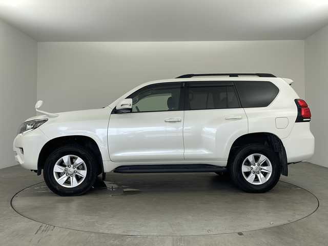 トヨタ ランドクルーザー プラド TX 兵庫県 2018(平30)年 5.4万km ホワイトパールクリスタルシャイン ・Toyota Safet Sense/・プリクラッシュセーフティ（歩行者［昼］検知機能付衝突回避支援タイプ/ ミリ波レーダー＋単眼カメラ方式）/・レーンディパーチャーアラート/・オートマチックハイビーム/・レーダークルーズコントロール（ブレーキ制御付）/・VSC＆TRC（トラクションコントロール）＋ヒルスタートアシストコントロール（HAC）＋電動センターデフロック/・LEDヘッドランプ［ハイ・ロービーム］/ オートレベリング機能付＋/LEDクリアランスランプ（デイライト機能付）＋ヘッドランプクリーナー/・純正9型ナビ＆フルセグ＆BT＆DVD/・バックカメラ/・スマートキー/・プッシュスタート/・純正前方ドライブレコーダー/・純正17インチアルミホイール/・ルーフレール/・フロアマット/・前後コーナーセンサー/・ビルトインETC/・横滑り防止装置/・サイドターンランプ付電動格納式リモコンカラードドアミラー（ヒーター付）/・LEDハイマウントストップランプ付リヤスポイラー