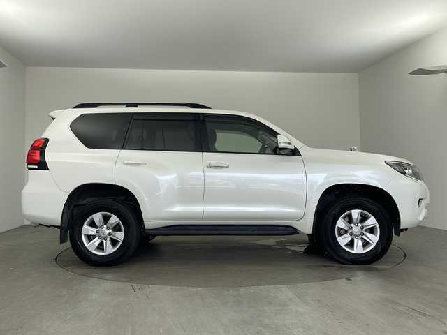 トヨタ ランドクルーザー プラド TX 兵庫県 2018(平30)年 5.4万km ホワイトパールクリスタルシャイン ・Toyota Safet Sense/・プリクラッシュセーフティ（歩行者［昼］検知機能付衝突回避支援タイプ/ ミリ波レーダー＋単眼カメラ方式）/・レーンディパーチャーアラート/・オートマチックハイビーム/・レーダークルーズコントロール（ブレーキ制御付）/・VSC＆TRC（トラクションコントロール）＋ヒルスタートアシストコントロール（HAC）＋電動センターデフロック/・LEDヘッドランプ［ハイ・ロービーム］/ オートレベリング機能付＋/LEDクリアランスランプ（デイライト機能付）＋ヘッドランプクリーナー/・純正9型ナビ＆フルセグ＆BT＆DVD/・バックカメラ/・スマートキー/・プッシュスタート/・純正前方ドライブレコーダー/・純正17インチアルミホイール/・ルーフレール/・フロアマット/・前後コーナーセンサー/・ビルトインETC/・横滑り防止装置/・サイドターンランプ付電動格納式リモコンカラードドアミラー（ヒーター付）/・LEDハイマウントストップランプ付リヤスポイラー