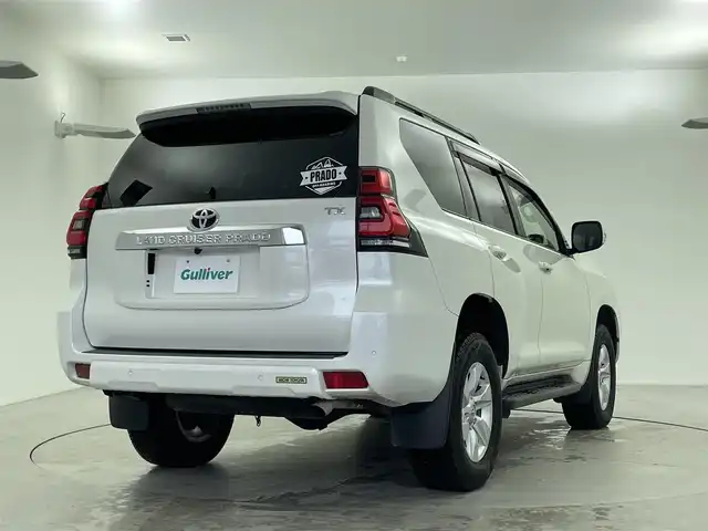 トヨタ ランドクルーザー プラド TX 福井県 2018(平30)年 5.4万km ホワイトパールクリスタルシャイン 純正９インチナビ/CD/DVD/フルセグTV/Bluetooth/AM/FM/バックカメラ /Toyota Safet Sense/・プリクラッシュセーフティ（歩行者［昼］検知機能付衝突回避支援タイプ/ ミリ波レーダー＋単眼カメラ方式）/・レーンディパーチャーアラート/・オートマチックハイビーム/・レーダークルーズコントロール（ブレーキ制御付）/・VSC＆TRC（トラクションコントロール）＋ヒルスタートアシストコントロール（HAC）＋電動センターデフロック/・LEDヘッドランプ［ハイ・ロービーム］/ オートレベリング機能付＋/LEDクリアランスランプ（デイライト機能付）＋ヘッドランプクリーナー/プッシュスタート/スマートキー/純正前方ドライブレコーダー/純正17インチアルミホイール/ルーフレール/フロアマット/前後コーナーセンサー/ビルトインETC/横滑り防止装置/サイドターンランプ付電動格納式リモコンカラードドアミラー（ヒーター付）/LEDハイマウントストップランプ付リヤスポイラー