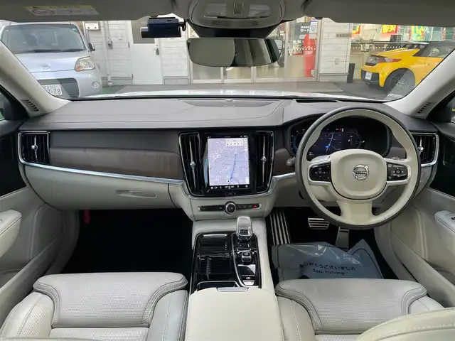 ボルボ Ｖ９０ 東京都 2021(令3)年 3.8万km パール PHEV/Pilot Assist/純正メーカーナビ/全周囲カメラ/AppleCarPlay Bluetooth/harman kardon/パノラマガラスルーフ（チルト機能付き）/本革シート/メモリ機能付きパワーシート/シートヒーター（全席）/エアシート（前席）/ステアリングヒーター/パワーバックドア/レーダークルーズコントロール/ヘッドアップディスプレイ/レーンキープ/ロードサインインフォメーション/前車発信通知機能/後席サンシェード/ETC2.0/純正２０インチAW