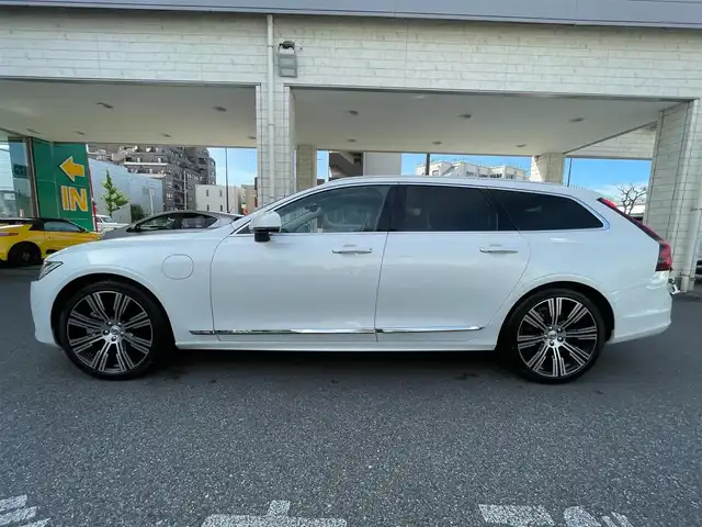 ボルボ Ｖ９０ 東京都 2021(令3)年 3.8万km パール PHEV/Pilot Assist/純正メーカーナビ/全周囲カメラ/AppleCarPlay Bluetooth/harman kardon/パノラマガラスルーフ（チルト機能付き）/本革シート/メモリ機能付きパワーシート/シートヒーター（全席）/エアシート（前席）/ステアリングヒーター/パワーバックドア/レーダークルーズコントロール/ヘッドアップディスプレイ/レーンキープ/ロードサインインフォメーション/前車発信通知機能/後席サンシェード/ETC2.0/純正２０インチAW