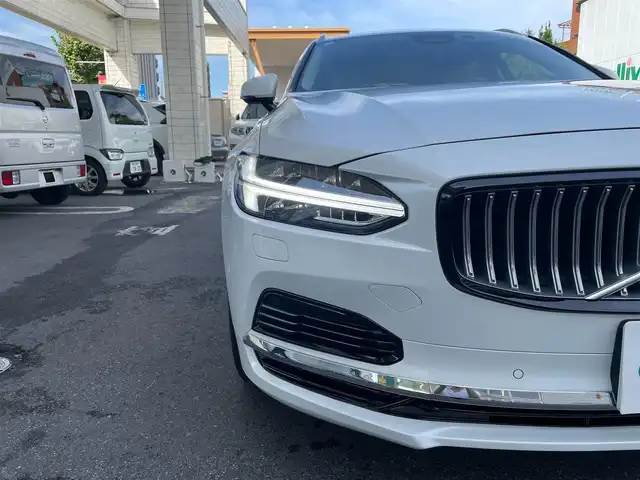 ボルボ Ｖ９０ 東京都 2021(令3)年 3.8万km パール PHEV/Pilot Assist/純正メーカーナビ/全周囲カメラ/AppleCarPlay Bluetooth/harman kardon/パノラマガラスルーフ（チルト機能付き）/本革シート/メモリ機能付きパワーシート/シートヒーター（全席）/エアシート（前席）/ステアリングヒーター/パワーバックドア/レーダークルーズコントロール/ヘッドアップディスプレイ/レーンキープ/ロードサインインフォメーション/前車発信通知機能/後席サンシェード/ETC2.0/純正２０インチAW