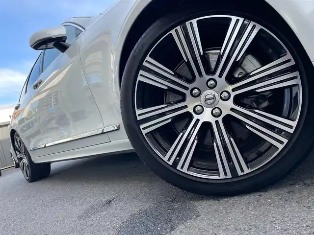 ボルボ Ｖ９０ 東京都 2021(令3)年 3.8万km パール PHEV/Pilot Assist/純正メーカーナビ/全周囲カメラ/AppleCarPlay Bluetooth/harman kardon/パノラマガラスルーフ（チルト機能付き）/本革シート/メモリ機能付きパワーシート/シートヒーター（全席）/エアシート（前席）/ステアリングヒーター/パワーバックドア/レーダークルーズコントロール/ヘッドアップディスプレイ/レーンキープ/ロードサインインフォメーション/前車発信通知機能/後席サンシェード/ETC2.0/純正２０インチAW