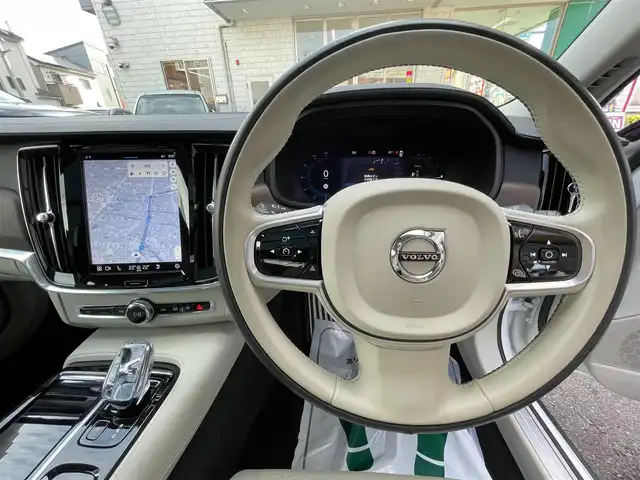 ボルボ Ｖ９０ 東京都 2021(令3)年 3.8万km パール PHEV/Pilot Assist/純正メーカーナビ/全周囲カメラ/AppleCarPlay Bluetooth/harman kardon/パノラマガラスルーフ（チルト機能付き）/本革シート/メモリ機能付きパワーシート/シートヒーター（全席）/エアシート（前席）/ステアリングヒーター/パワーバックドア/レーダークルーズコントロール/ヘッドアップディスプレイ/レーンキープ/ロードサインインフォメーション/前車発信通知機能/後席サンシェード/ETC2.0/純正２０インチAW