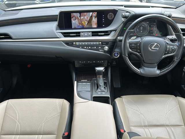 レクサス ＥＳ 300h バージョンL 京都府 2021(令3)年 8.9万km ソニッククォーツ 純正SDナビ/Bluetooth Audio/CD/DVD/USB端子入力/フルセグTV/バックカメラ/パノラミックビューモニター/サンルーフ/三眼LED/レーダークルーズコントロール/パドルシフト/パワーシート(D＋N席)/シートヒーター(全席)/エアーシート(D＋N席)/前席メモリーシート/ベージュレザーシート/電動リアゲート/デジタルインナーミラー/ビルトインETC2.0/前方純正ドライブレコーダー/BSM/HUD/ステアリングヒーター/アイドリングストップ/100V充電/ABS/AFS/横滑り防止装置/前後コーナーセンサー/レーンキープアシスト/盗難防止装置/オートライト/オートマチックハイビーム/純正フロアマット/保証書/取扱説明書/スペアキー