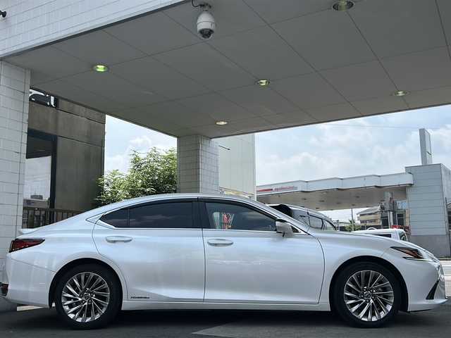 レクサス ＥＳ 300h バージョンL 京都府 2021(令3)年 8.9万km ソニッククォーツ 純正SDナビ/Bluetooth Audio/CD/DVD/USB端子入力/フルセグTV/バックカメラ/パノラミックビューモニター/サンルーフ/三眼LED/レーダークルーズコントロール/パドルシフト/パワーシート(D＋N席)/シートヒーター(全席)/エアーシート(D＋N席)/前席メモリーシート/ベージュレザーシート/電動リアゲート/デジタルインナーミラー/ビルトインETC2.0/前方純正ドライブレコーダー/BSM/HUD/ステアリングヒーター/アイドリングストップ/100V充電/ABS/AFS/横滑り防止装置/前後コーナーセンサー/レーンキープアシスト/盗難防止装置/オートライト/オートマチックハイビーム/純正フロアマット/保証書/取扱説明書/スペアキー