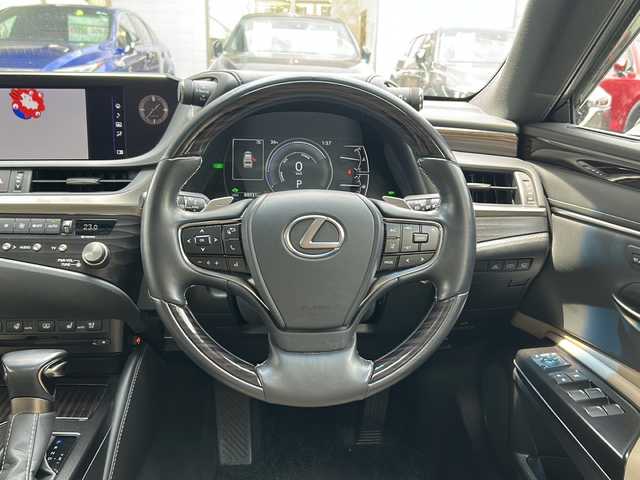 レクサス ＥＳ 300h バージョンL 京都府 2021(令3)年 8.9万km ソニッククォーツ 純正SDナビ/Bluetooth Audio/CD/DVD/USB端子入力/フルセグTV/バックカメラ/パノラミックビューモニター/サンルーフ/三眼LED/レーダークルーズコントロール/パドルシフト/パワーシート(D＋N席)/シートヒーター(全席)/エアーシート(D＋N席)/前席メモリーシート/ベージュレザーシート/電動リアゲート/デジタルインナーミラー/ビルトインETC2.0/前方純正ドライブレコーダー/BSM/HUD/ステアリングヒーター/アイドリングストップ/100V充電/ABS/AFS/横滑り防止装置/前後コーナーセンサー/レーンキープアシスト/盗難防止装置/オートライト/オートマチックハイビーム/純正フロアマット/保証書/取扱説明書/スペアキー